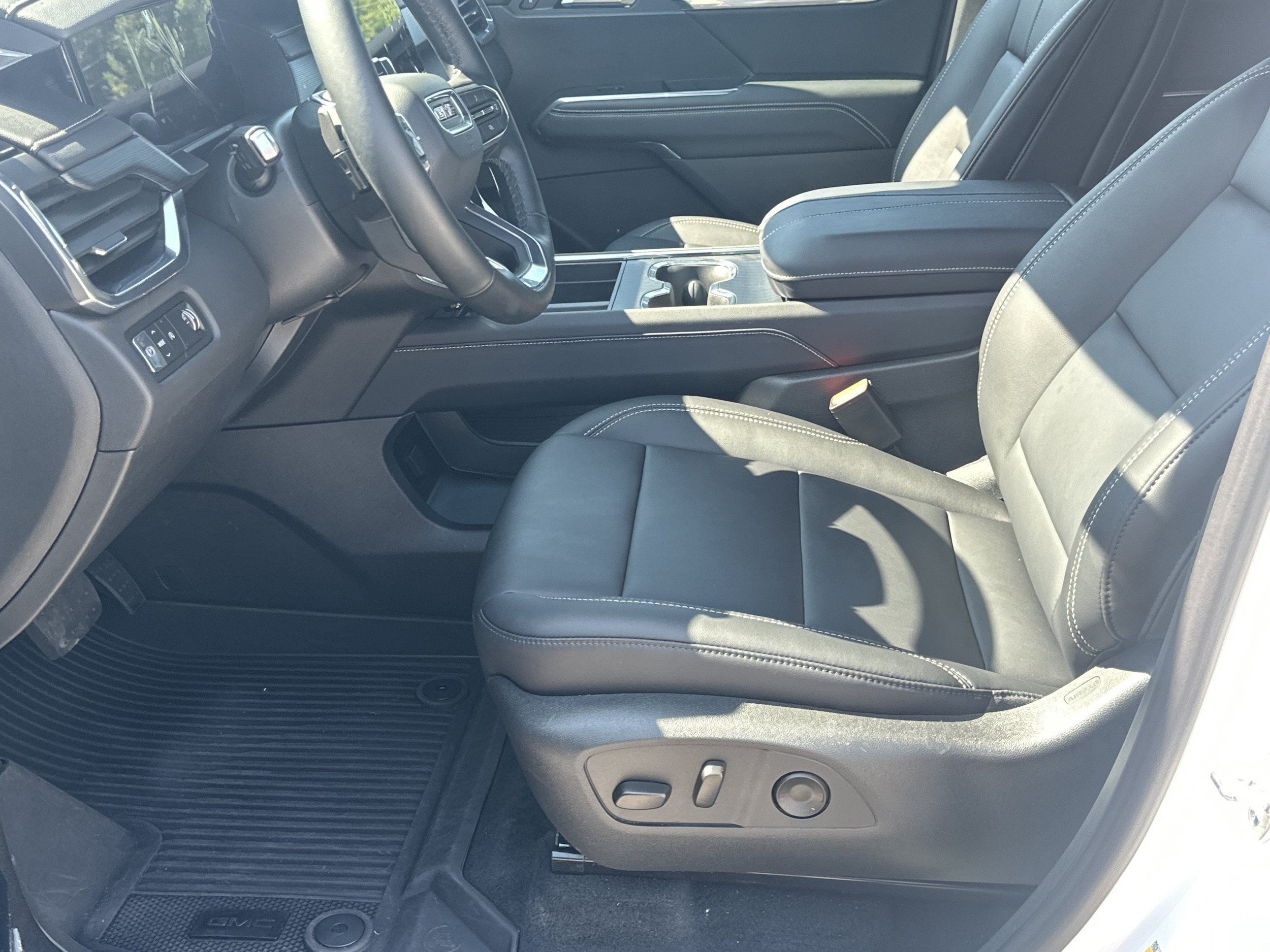 Used 2026 GMC Acadia Elevation w/ Elevation Premium Package FWD image 9