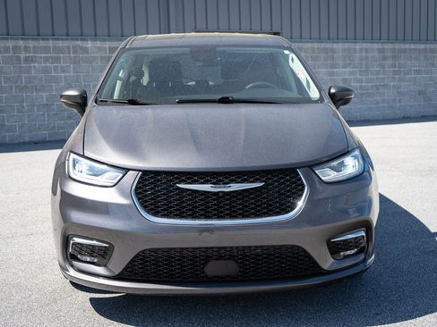 Used 2023 Chrysler Pacifica Touring-L FWD image 2