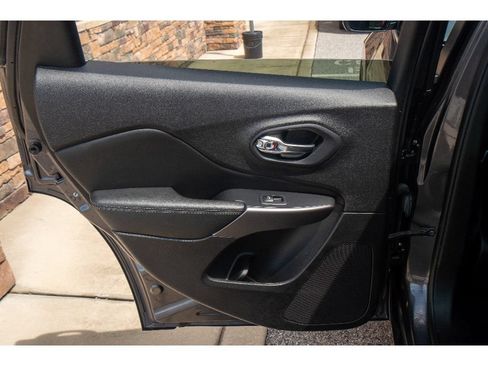 Used 2022 Jeep Cherokee Latitude Lux AWD/4WD image 17