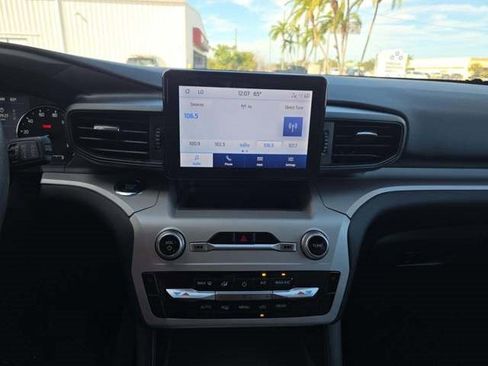 Used 2023 Ford Explorer XLT image 3