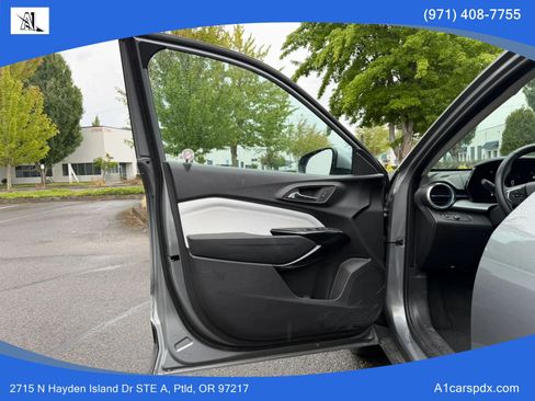 Used 2025 Chevrolet Trax LT w/ LT Convenience Package FWD image 10