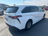 Used 2022 Toyota Sienna LE image 3