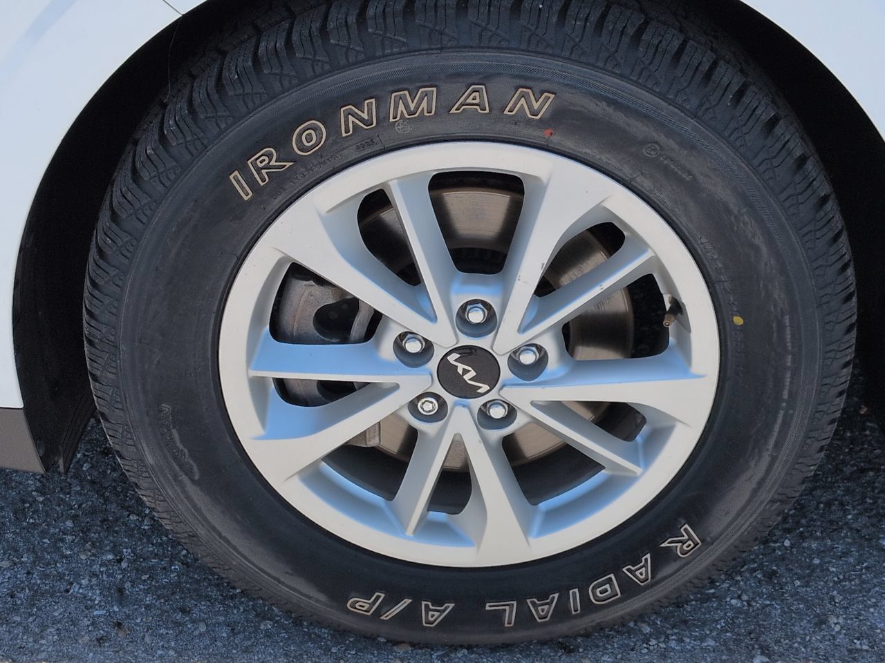 Used 2023 Kia Carnival LX FWD image 11