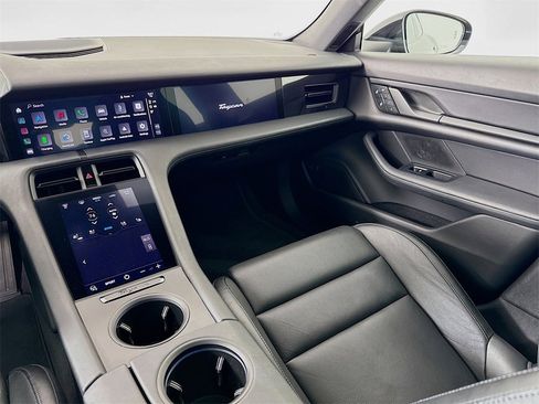 Used 2022 Porsche Taycan image 26