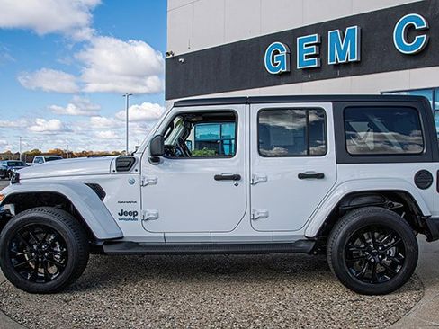 Used 2022 Jeep Wrangler Unlimited Sahara w/ Cold Weather Group image 2