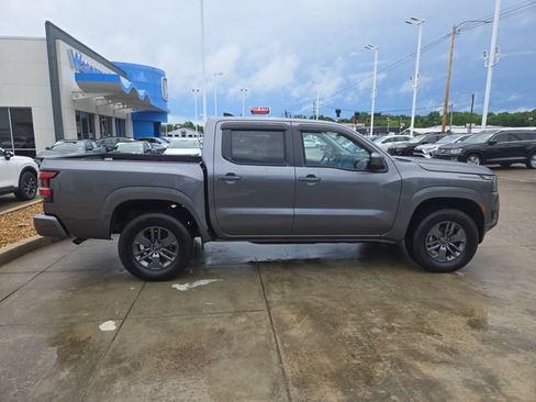 Used 2025 Nissan Frontier SV AWD/4WD image 7