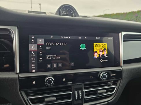 Used 2022 Porsche Macan image 31