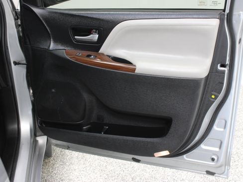 Used 2017 Toyota Sienna Limited FWD image 38