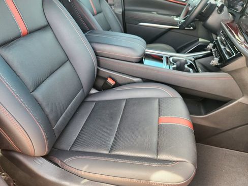 Used 2024 Chevrolet Traverse RS FWD image 13