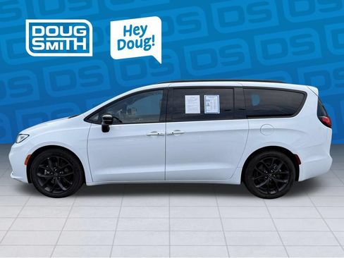 Used 2025 Chrysler Pacifica Limited FWD image 2