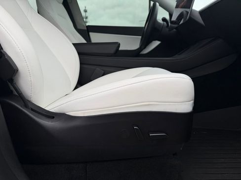 Used 2022 Tesla Model Y Long Range AWD/4WD image 30