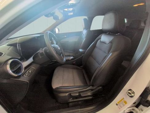 Used 2025 Chevrolet Trax LT FWD image 12
