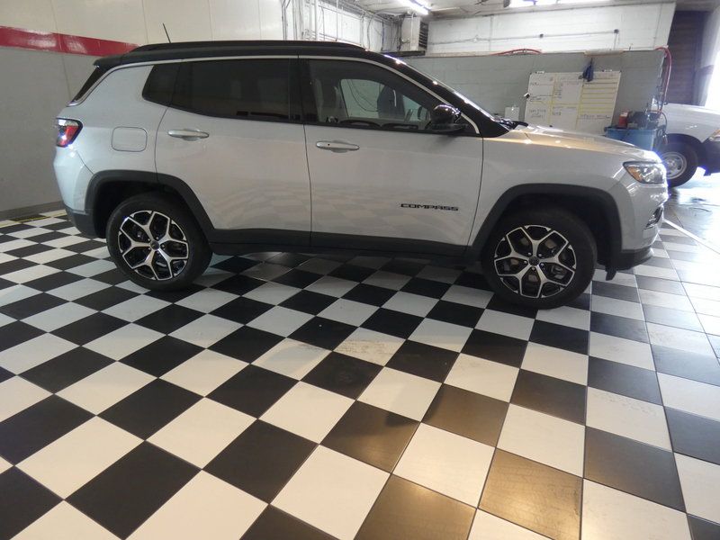 Used 2025 Jeep Compass Limited AWD/4WD image 4