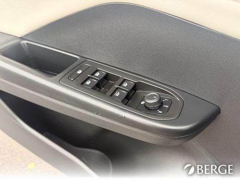 Used 2025 Volkswagen Taos SE FWD image 15