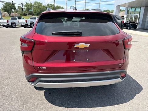 Used 2025 Chevrolet Trax LT FWD image 20