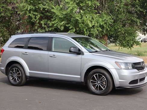 Used 2017 Dodge Journey SE w/ Flexible Seating Group image 2