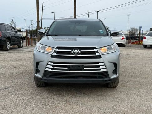 Used 2017 Toyota Highlander LE image 2