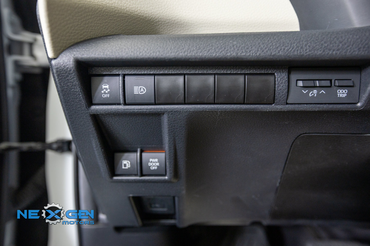 Used 2024 Toyota Sienna Limited AWD/4WD image 14