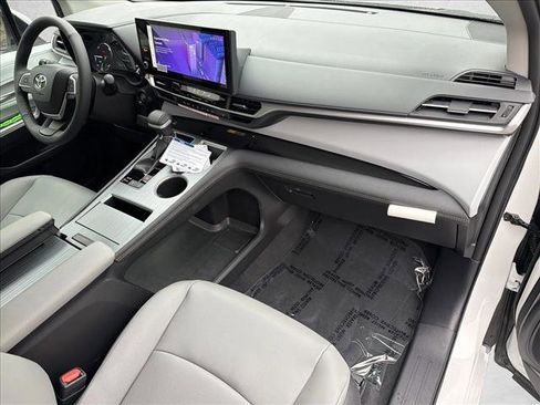 New 2026 Toyota Sienna XLE image 25