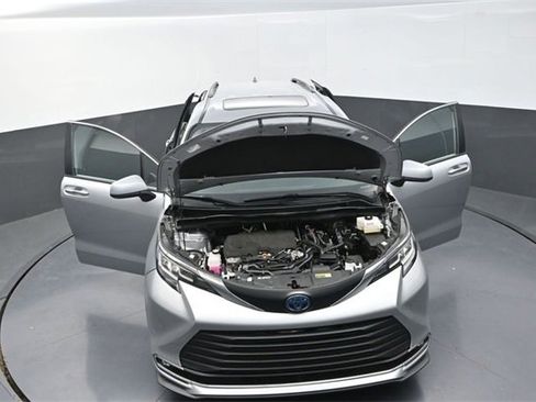 Used 2023 Toyota Sienna XLE image 26
