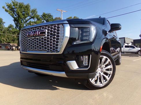 Used 2021 GMC Yukon XL Denali w/ Denali Premium Package image 12