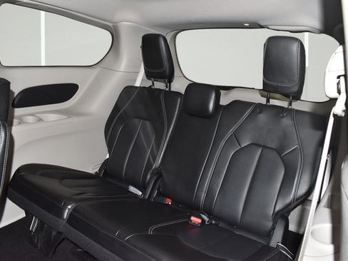 Certified 2024 Chrysler Pacifica Touring-L FWD image 20