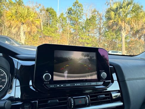 Used 2025 Nissan Pathfinder SV image 18