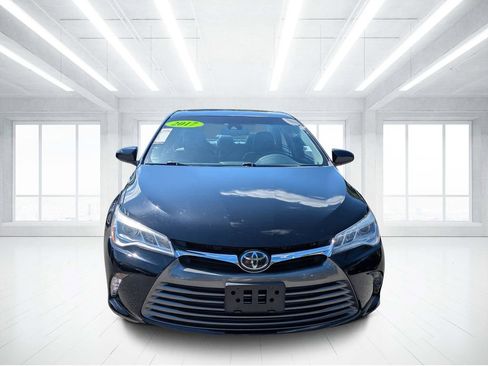 Used 2017 Toyota Camry XLE image 8