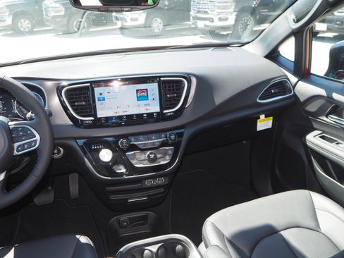 New 2025 Chrysler Voyager LX image 16