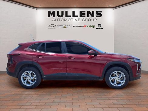 Used 2024 Chevrolet Trax LS w/ LS Convenience Package FWD image 4