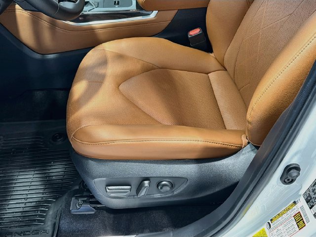 Used 2026 Toyota Highlander Platinum AWD/4WD image 16
