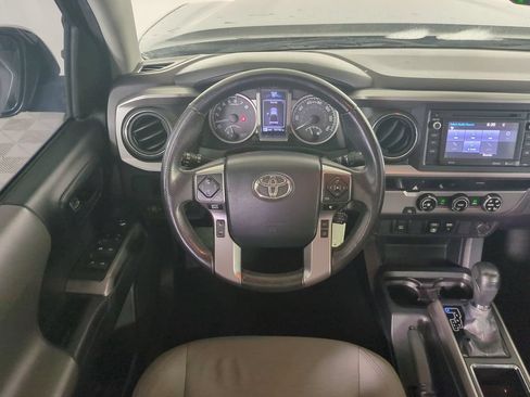 Used 2018 Toyota Tacoma SR5 RWD image 16