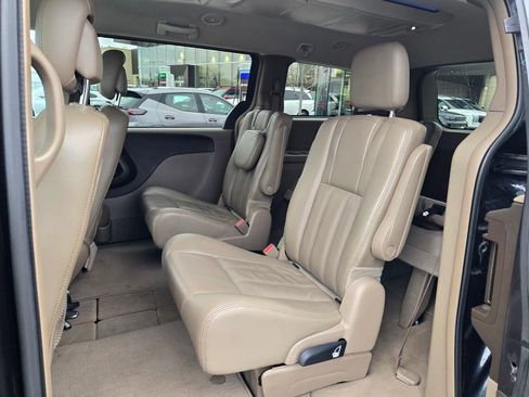 Used 2014 Chrysler Town & Country Touring image 23