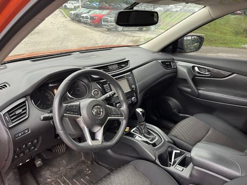 Used 2017 Nissan Rogue SV AWD/4WD image 6