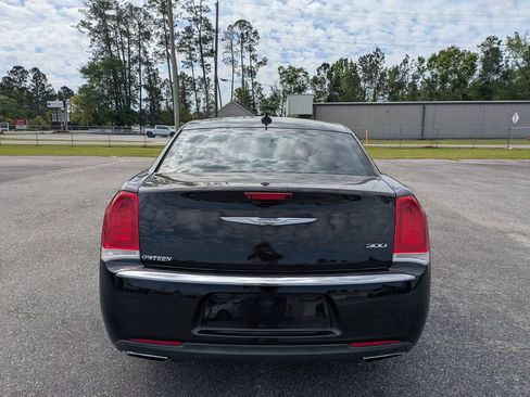 Used 2017 Chrysler 300 Limited w/ Value Package image 4