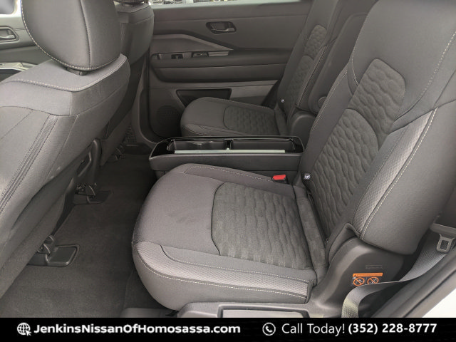 Used 2025 Nissan Pathfinder SV w/ SV Premium Package FWD image 30