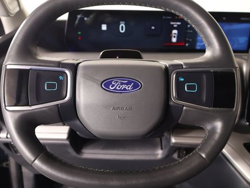 Used 2025 Ford Expedition Active AWD/4WD image 3