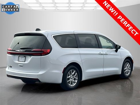 Used 2025 Chrysler Pacifica Select image 7