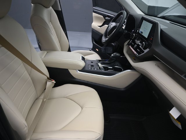 Used 2025 Toyota Highlander XLE FWD image 17
