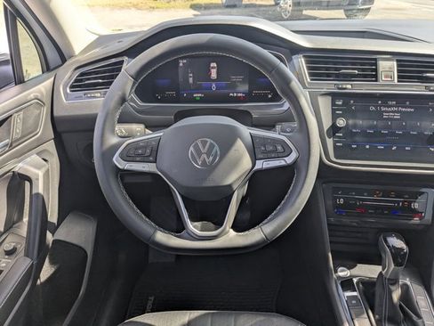 Used 2022 Volkswagen Tiguan SE w/ Panoramic Sunroof Package image 18