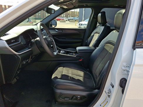 Used 2023 Jeep Grand Cherokee Altitude image 13