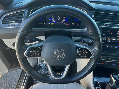 Used 2022 Volkswagen Tiguan SE R-Line image 18