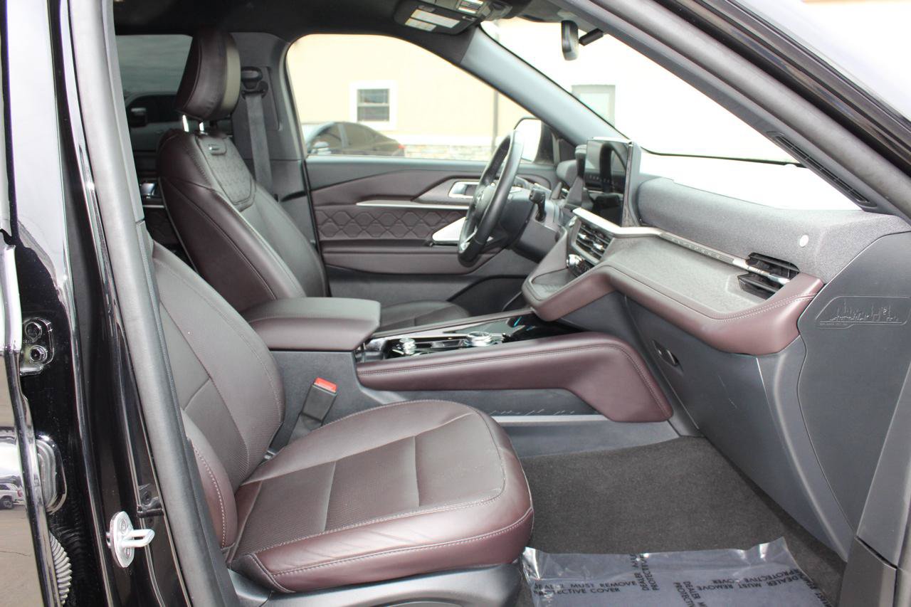 Used 2025 Ford Explorer Platinum w/ LUX Leather Package AWD/4WD image 3