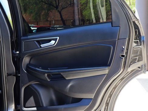 Used 2020 Ford Edge SE FWD image 26