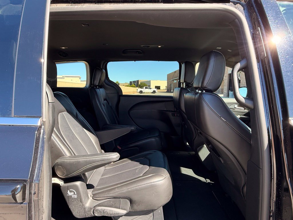 Certified 2025 Chrysler Pacifica Select FWD image 18