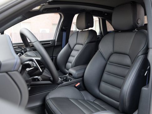 Certified 2026 Porsche Macan AWD/4WD image 5