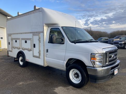Used 2024 Ford E-350 and Econoline 350 Super Duty w/ Power Windows & Locks Group image 4