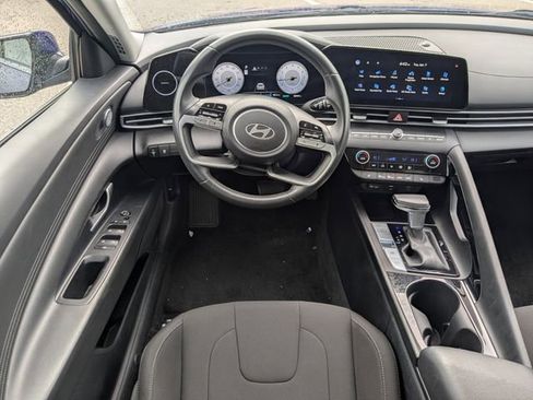 Used 2025 Hyundai Elantra SEL image 16