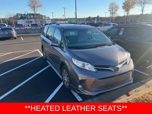 Used 2019 Toyota Sienna XLE image 1
