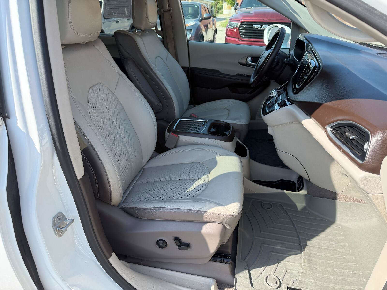 Used 2017 Chrysler Pacifica Touring-L Plus FWD image 16
